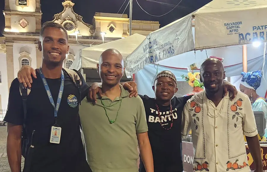 Adriano with a group of travelers at night in Pelourinho